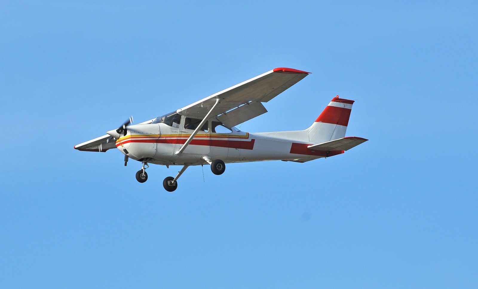 אווירון בשמיים